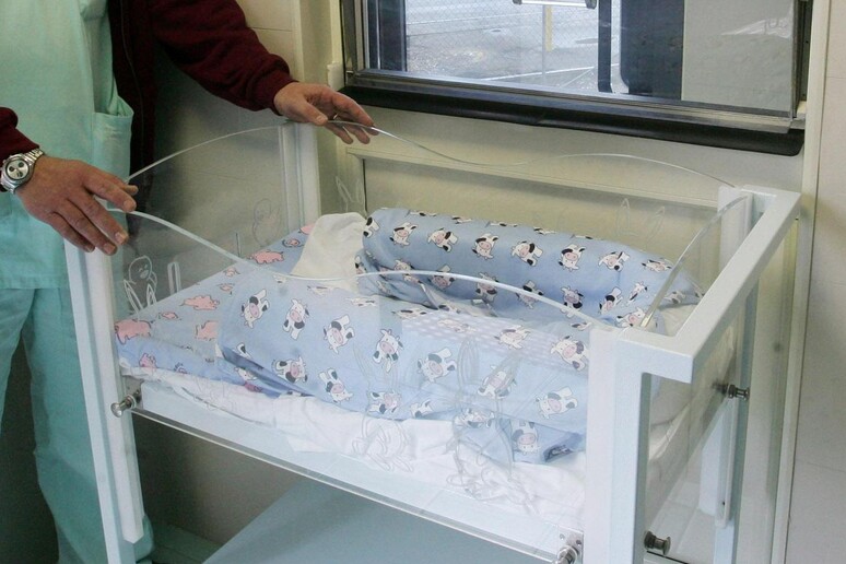 E' ricercato ma va in ospedale per la nascita del figlio, individuato via social e arrestato dai carabinieri