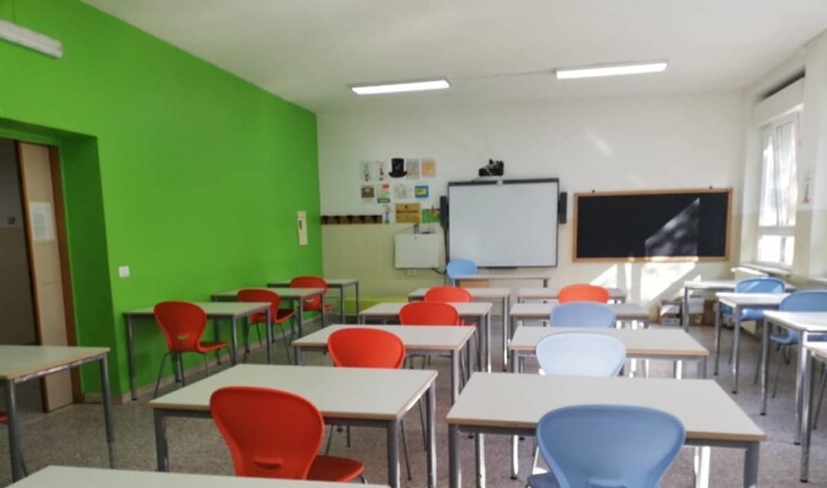 Sostanza irritante nell'aria: serie di lievi malori in una scuola media di Milano. Foto Ansa