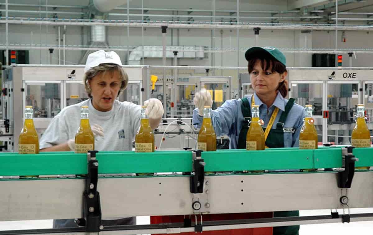 Quanto guadagna in meno una donna rispetto a un uomo? Gli stipendi a confronto. Foto Ansa