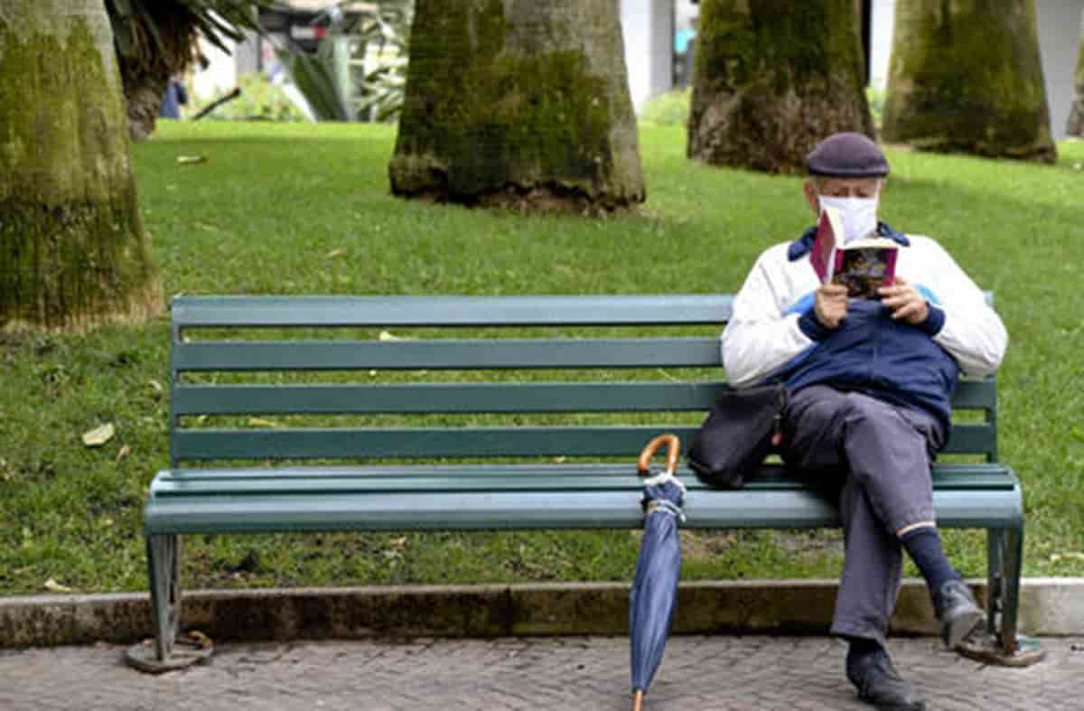 Il Sud in via di estinzione? Nel meridione più pensionati che lavoratori. Foto Ansa