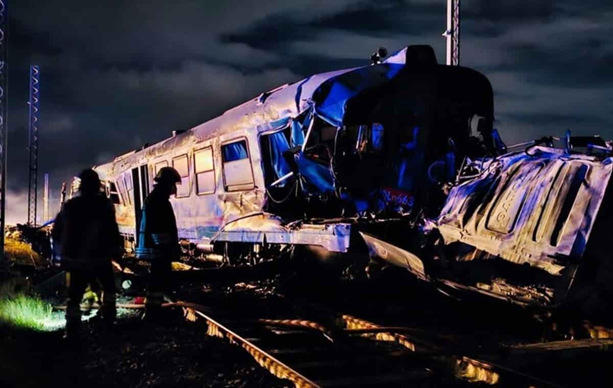 Treno travolge camion sui binari a Corigliano Rossano: due morti. Foto d'archivio Ansa