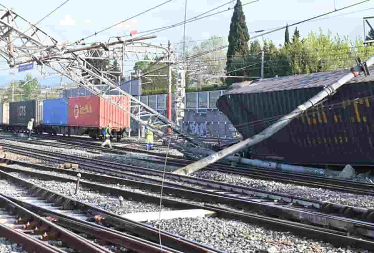 Treno merci senza freni, foto Ansa