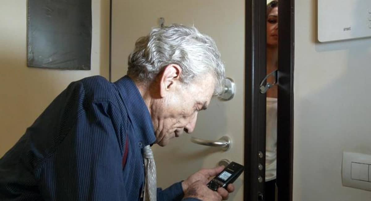 La truffa del pacco, foto d'archivio Ansa