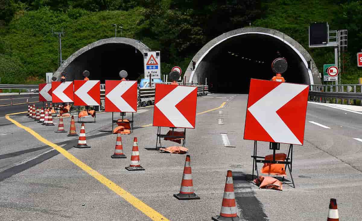 Tunnel autostradale in costruzione in India crolla, 40 operai intrappolati da 5 giorni, riforniti con un tubo, lo scavo a un terzo dei detriti