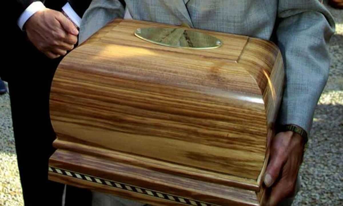 Lascia le ceneri del padre, foto d'archivio Ansa