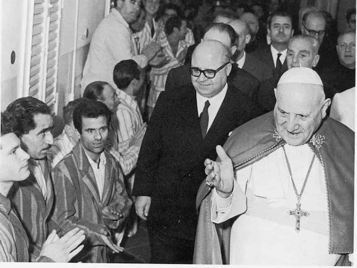 Il cardinale di Chicago come Papa Giovanni XXIII nel 1958, ha celebrato la messa di Natale in una prigione pe 50 detenuti di tutte le religioni.