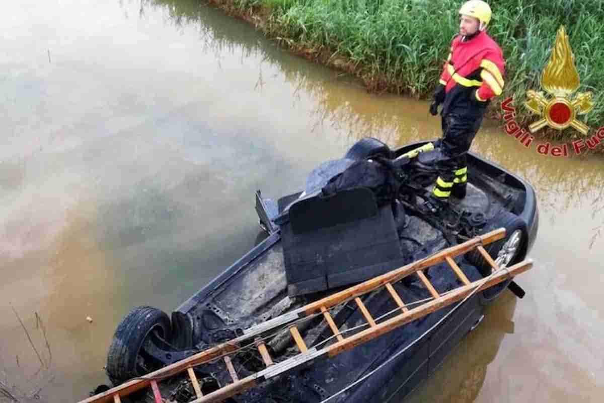 auto nel canale a bientina