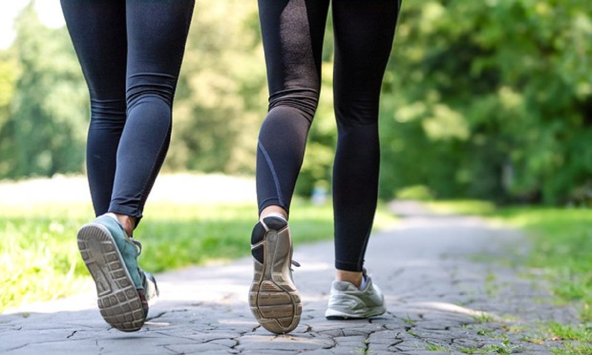 ragazze praticano la camminata veloce