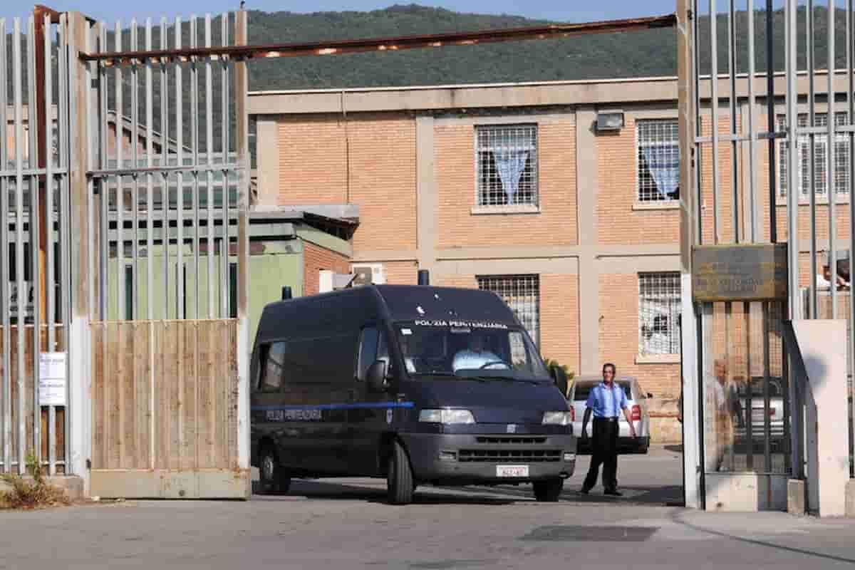 agente penitenziario droga salerno