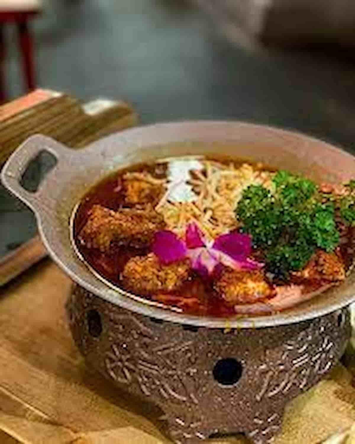 Olio da cucina riciclato in carburante per aerei, ultima trovata dalla Cina: milioni di tonnelate di brodo oleoso sprecate ogni giorno