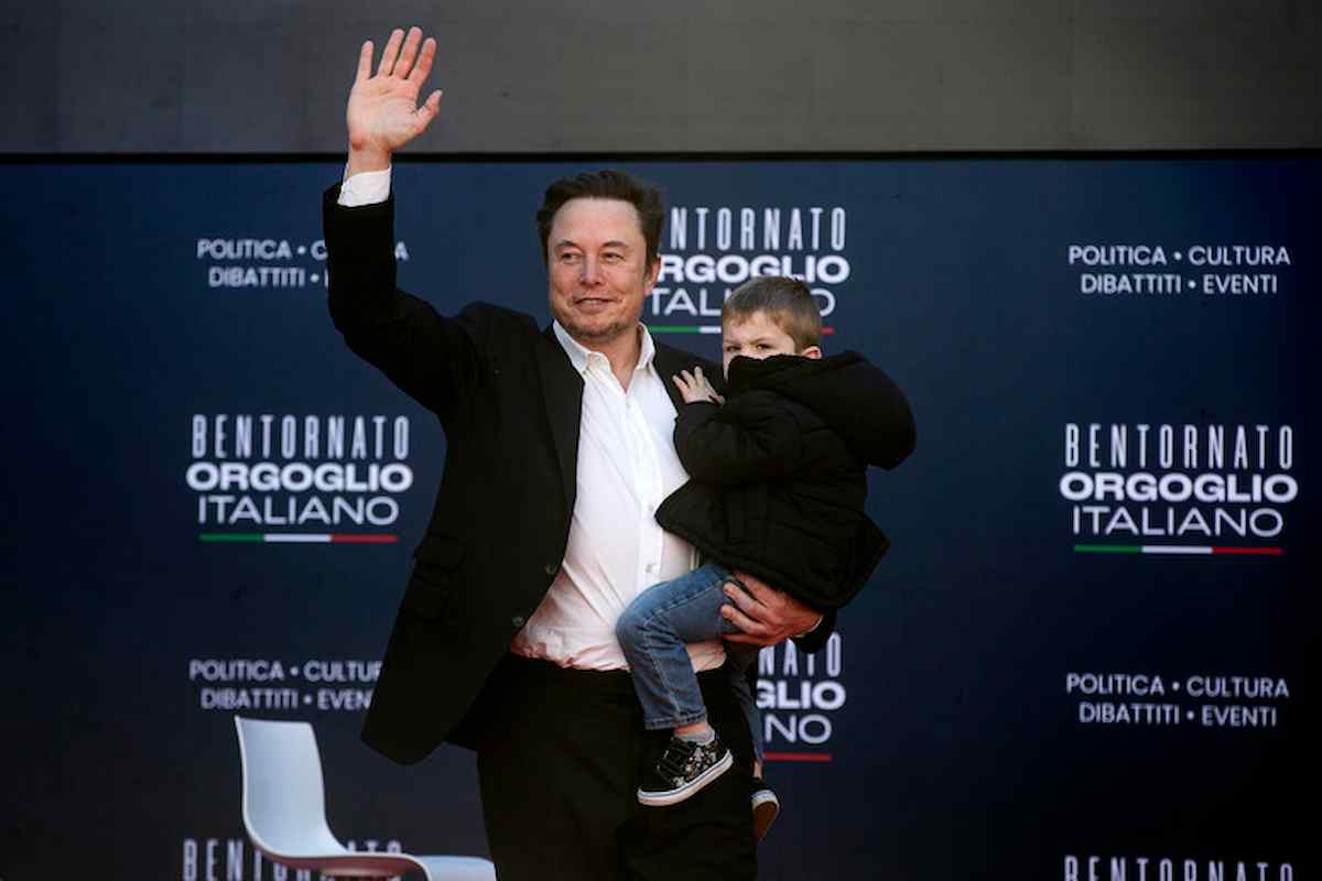 elon musk figlio in braccio atreju