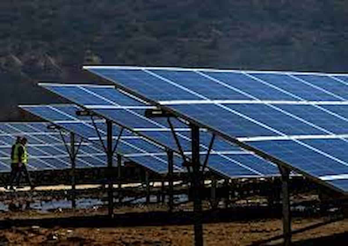 Energia del futuro, idrogeno invece di petrolio, pannelli fotovoltaici sul 30% dei tetti in Italia, basterebbero per le nostre case.