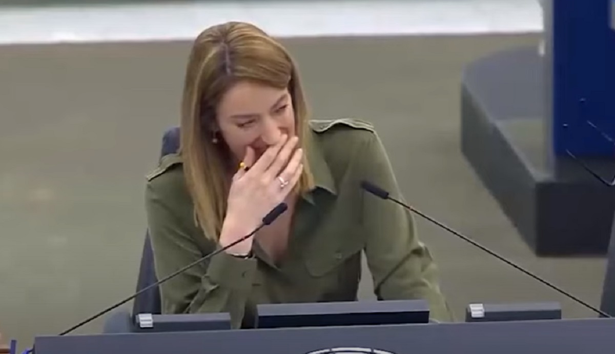 Parlamento europeo, c'è un cane che abbaia ma non si capisce dov'è: Metsola non trattiene le risate