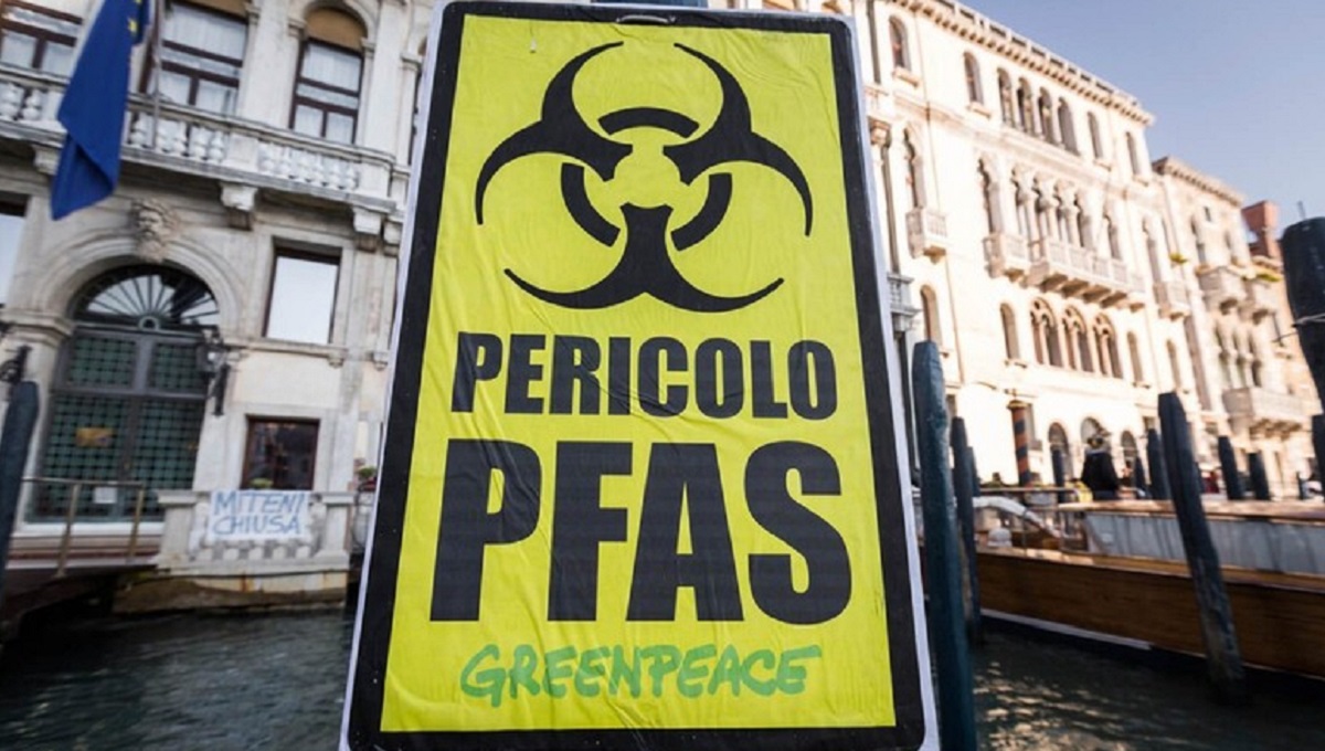 Un cartello di pericolo Pfas