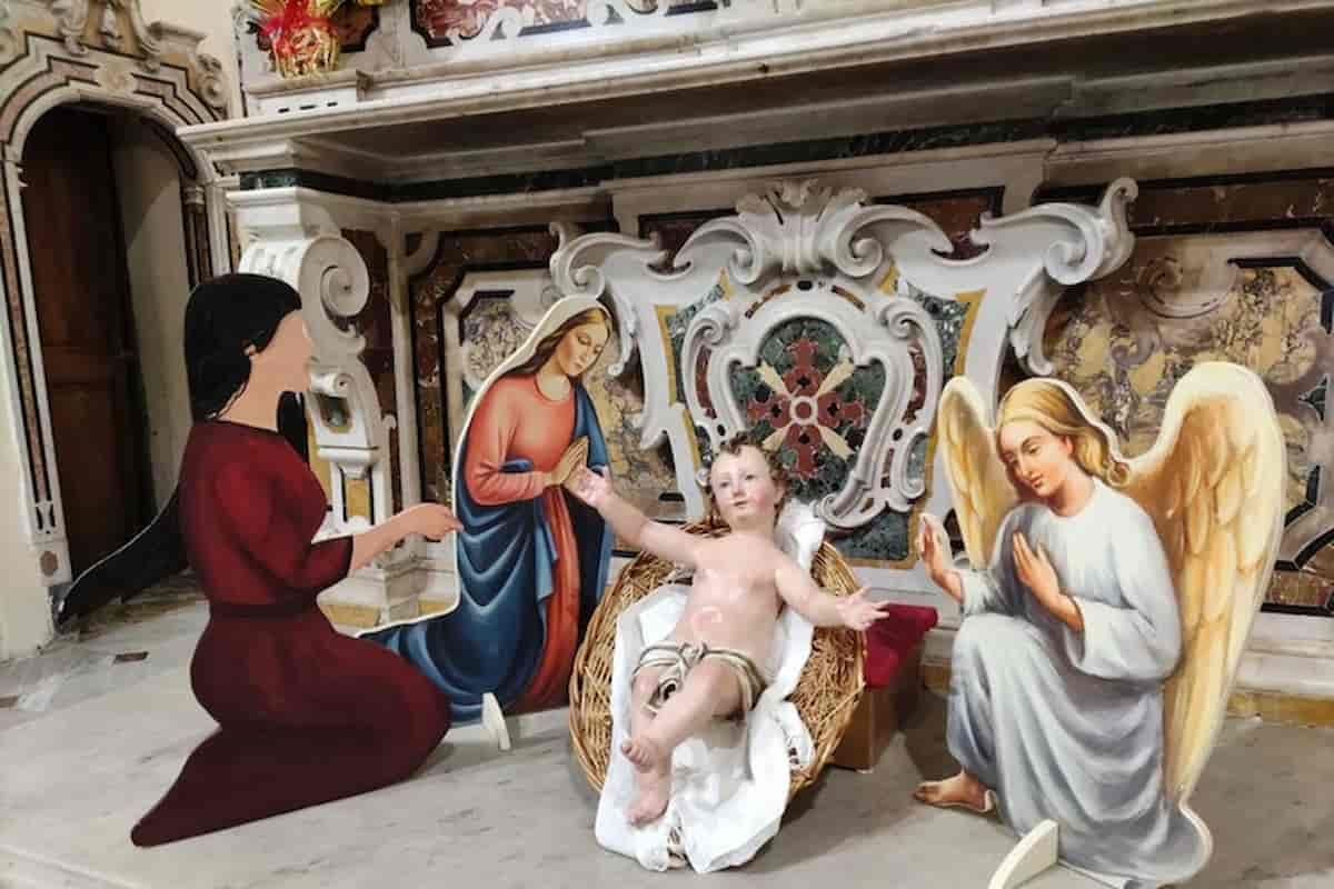 Presepe arcobaleno ad Avellino, Gesù diventa Cucù a Padova, lampi di follia feriscono tradizioni millenarie