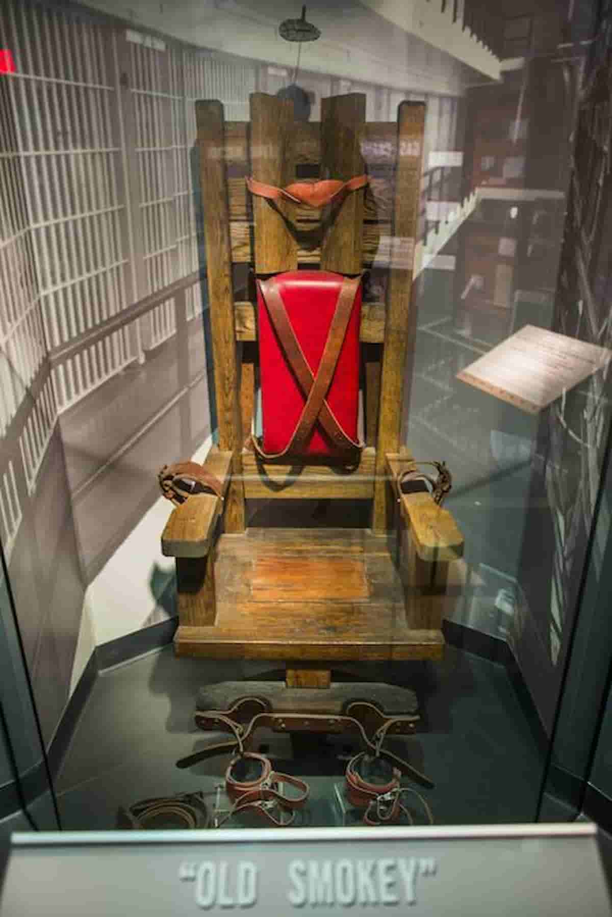 Donna stanca delle continue liti, ha ucciso il marito ubriacone con una scossa elettrica dopo averlo legato mentre dormiva.