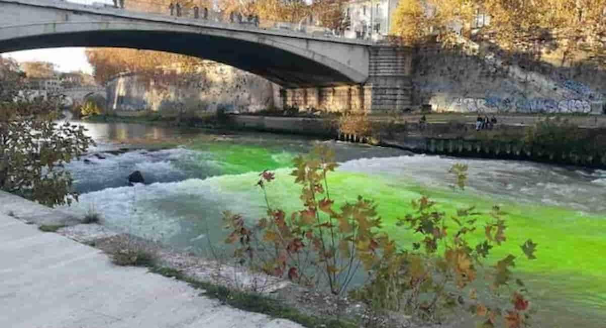 Clima e ambiente, attivisti scatenati: toccherà a San Pietro dopo i blitz di sabato (fiumi tinti di verde) e venerdì a Venezia (San Marco) e Roma (Pantheon)?