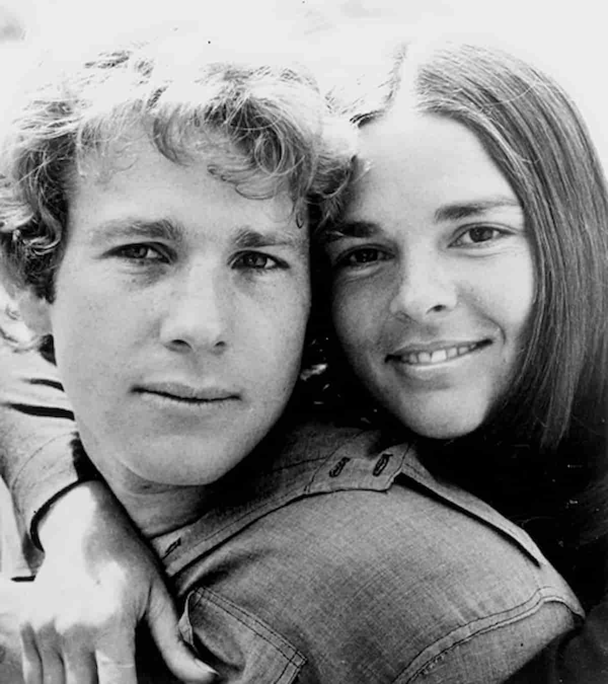 Love story, morto Ryan O'Neal, Ali MacGraw lo ricorda mezzo secolo dopo il film che fece piangere una generazione