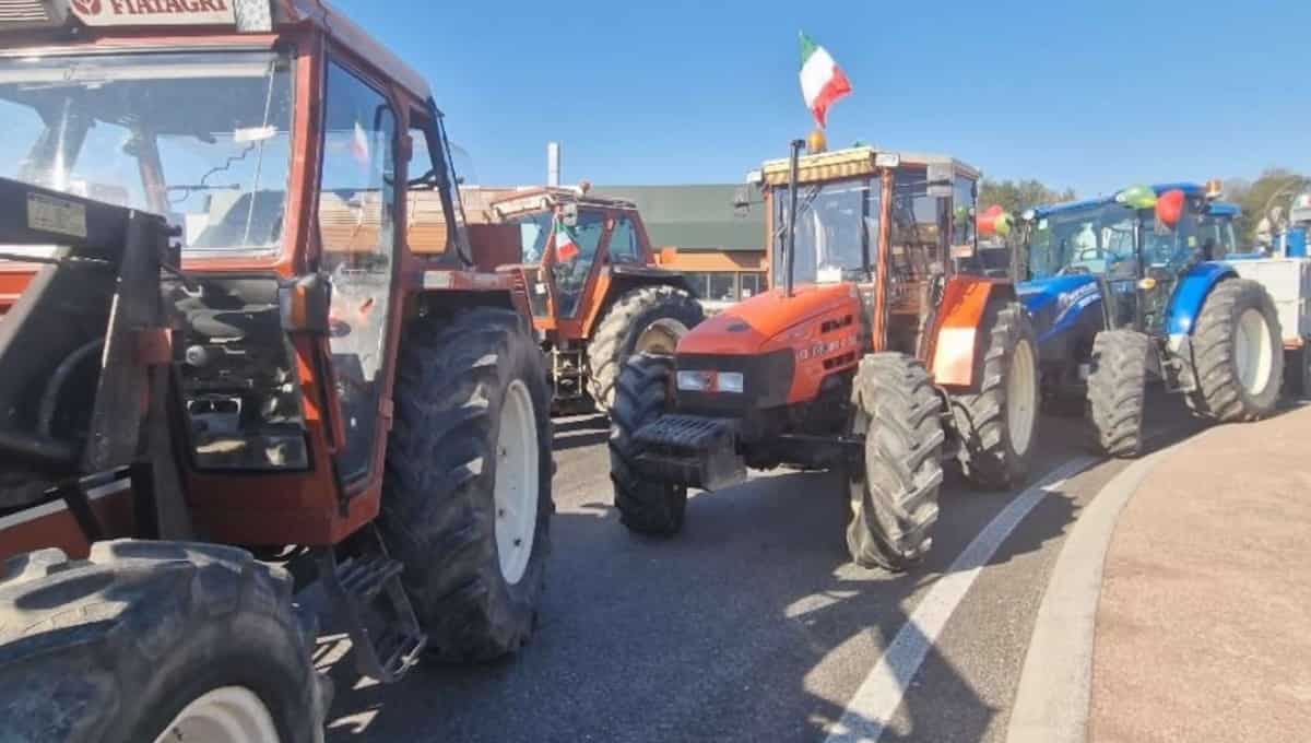 Protesta degli agricoltori, chiuso il casello autostradale dell'A1 Orte. Foto Ansa