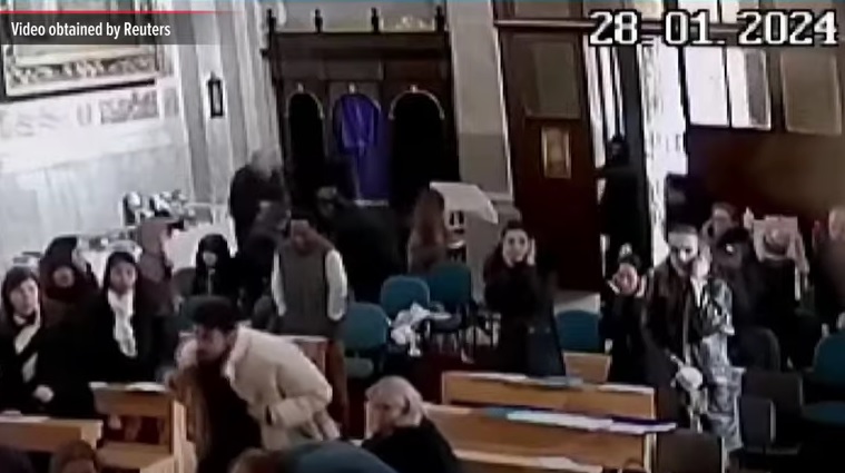 Attentato Istanbul, il momento in cui gli uomini armati entrano in chiesa e aprono il fuoco VIDEO