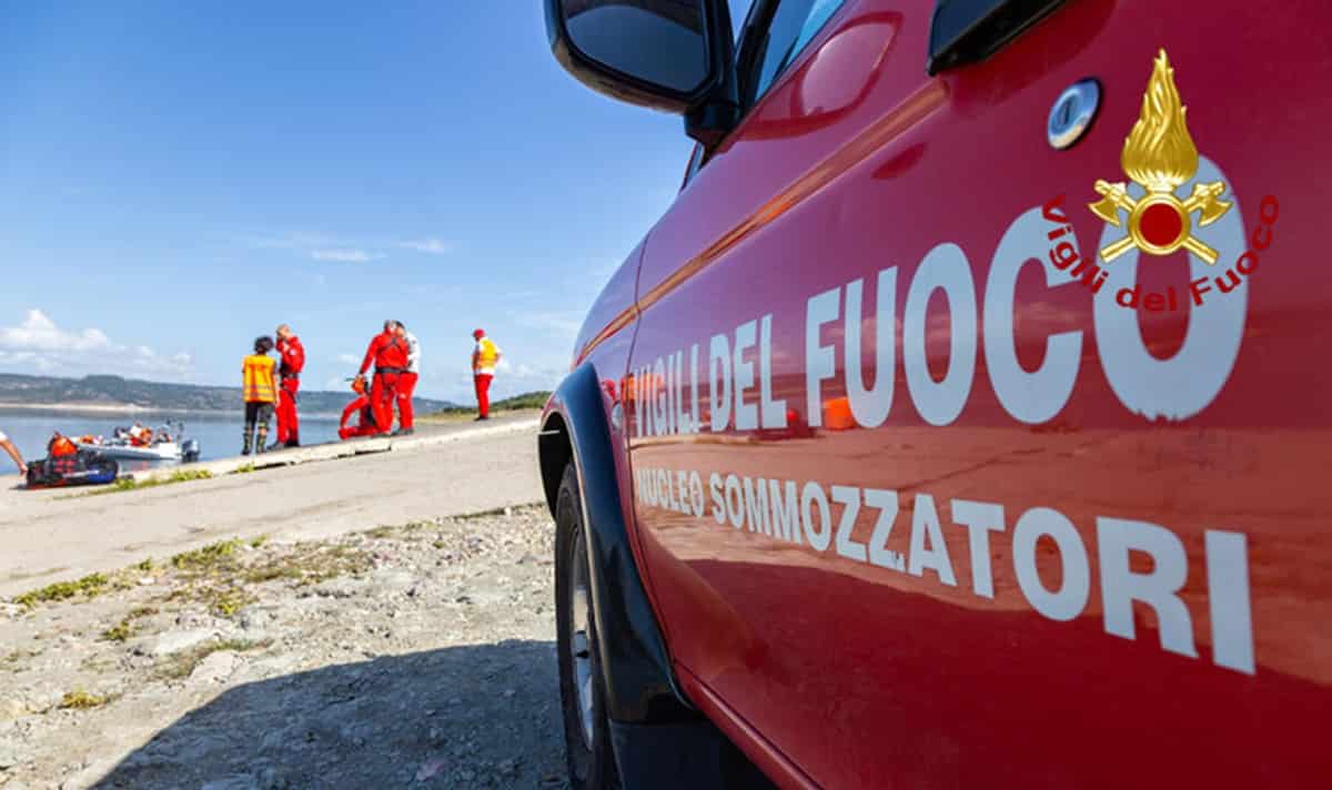 Auto finisce nel lago di Como, morta una donna e due feriti gravi. Foto Ansa