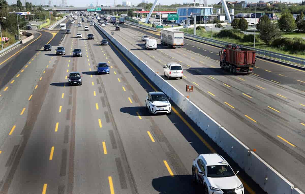 Donna si accosta in autostrada: "Forse ho una bomba in auto". Chiusa la A10 tra Borghetto e Pietra Ligure. Foto d'archivio Ansa
