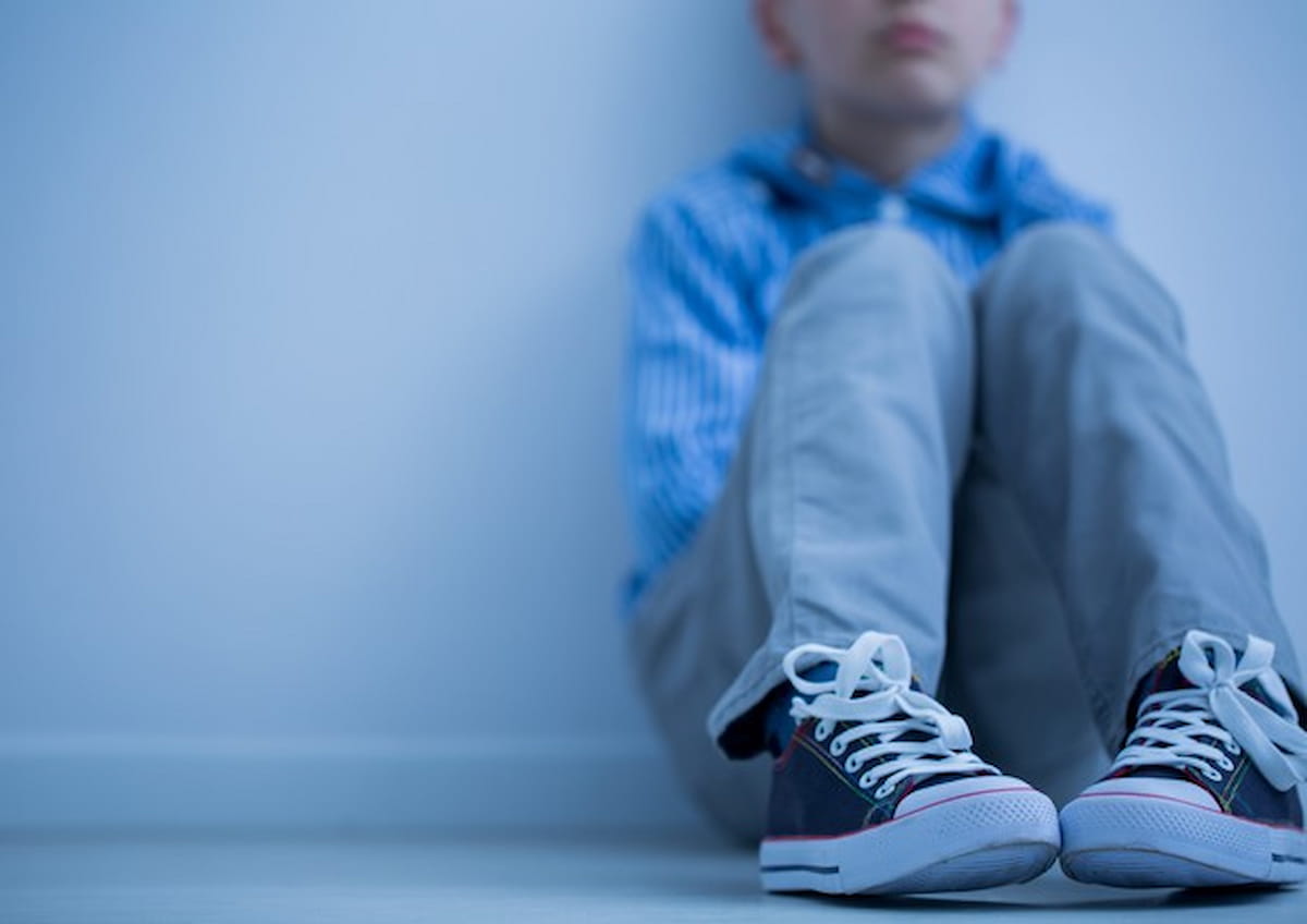 Bambino di 9 anni abbandonato dalla madre ha vissuto da solo per due anni in un appartamento non riscaldato: era "un bravo allievo" e nessuno si è accorto del suo caso.