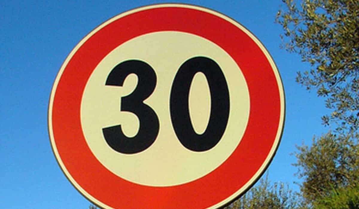 Bologna a 30 km/h, dopo le polemiche ecco i primi dati: incidenti diminuiti del 21%. Foto Ansa