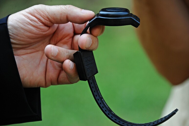 Braccialetto elettronico non funziona, lui arriva fuori casa dell'ex compagna, lei chiama il 112