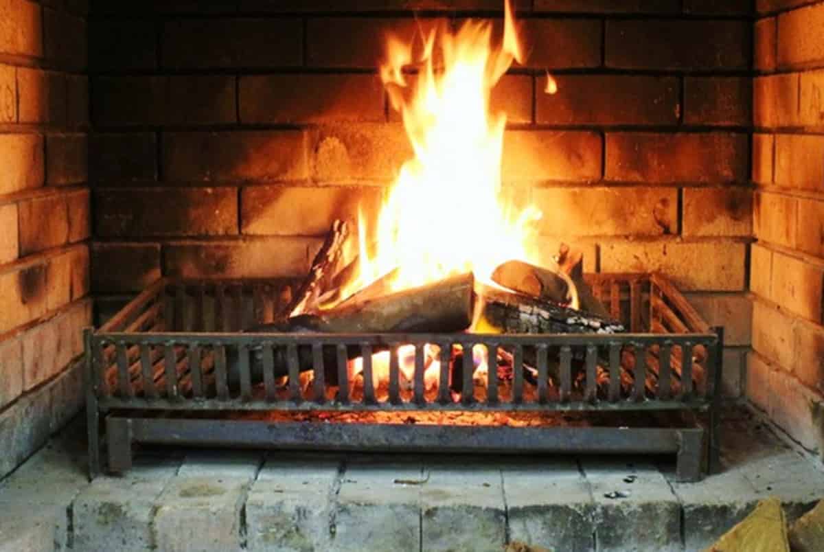 Il caminetto che arde, una delle cose più viste su Netflix sotto Natale. Foto Ansa