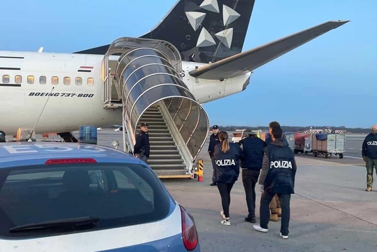 Milano, con un corano in mano aggredì passanti: espulso 33enne egiziano. Foto Ansa