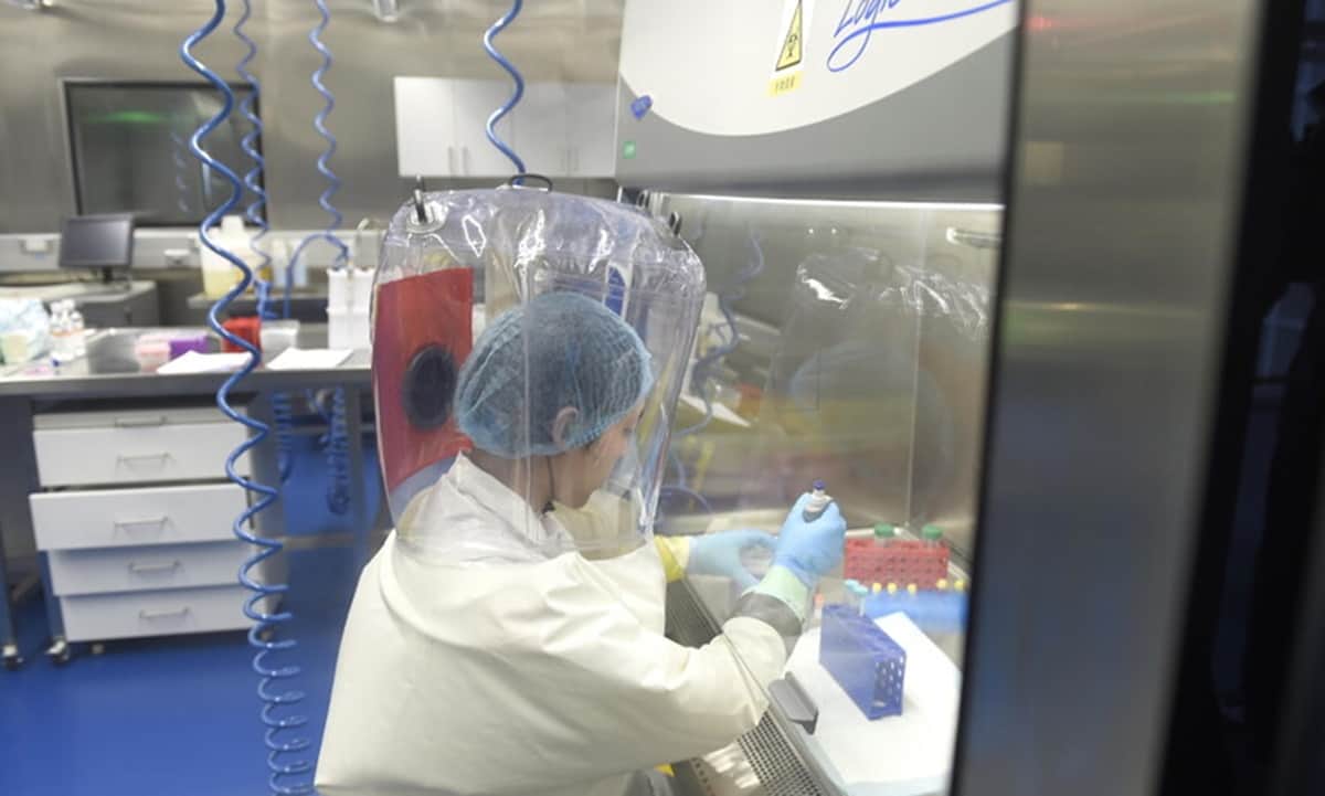 La Cina testa un nuovo ceppo mutante del coronavirus, mortale al 100%. Ancora? Almeno non fate cadere la provetta. Foto d'archivio Ansa