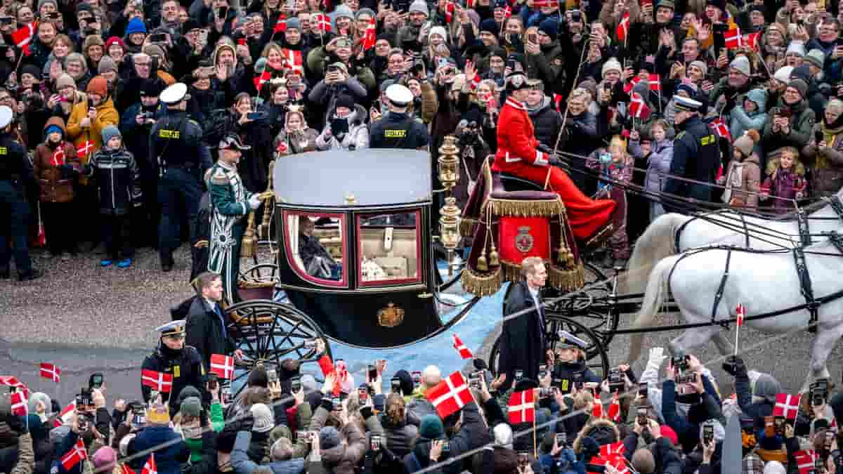 Il nuovo re di Danimarca Federico X è salito al trono in un delirio di folla degno dei paesi latini, succedendo a sua madre, la regina Margrethe II.