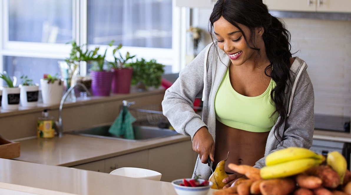 giovane donna mangia in modo sano
