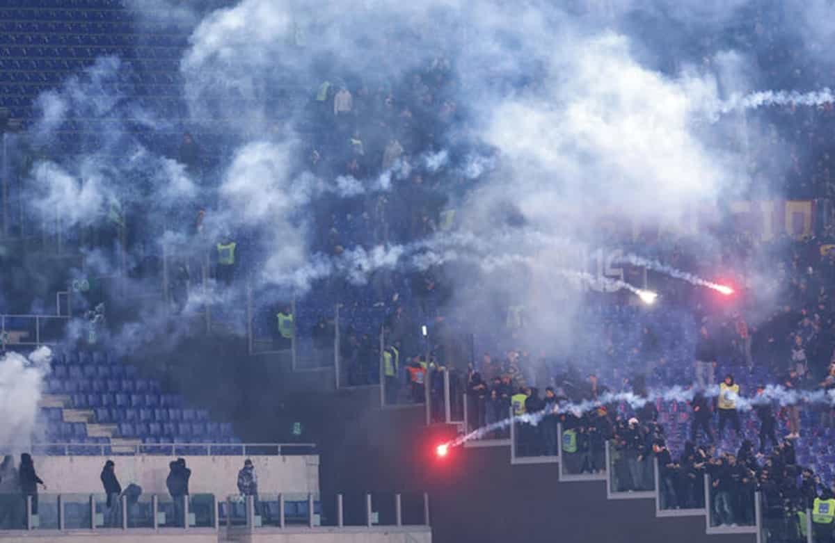 Il derby degli idioti: chi tira le bottiglie contro i calciatori e chi accoltella a caso. Foto Ansa