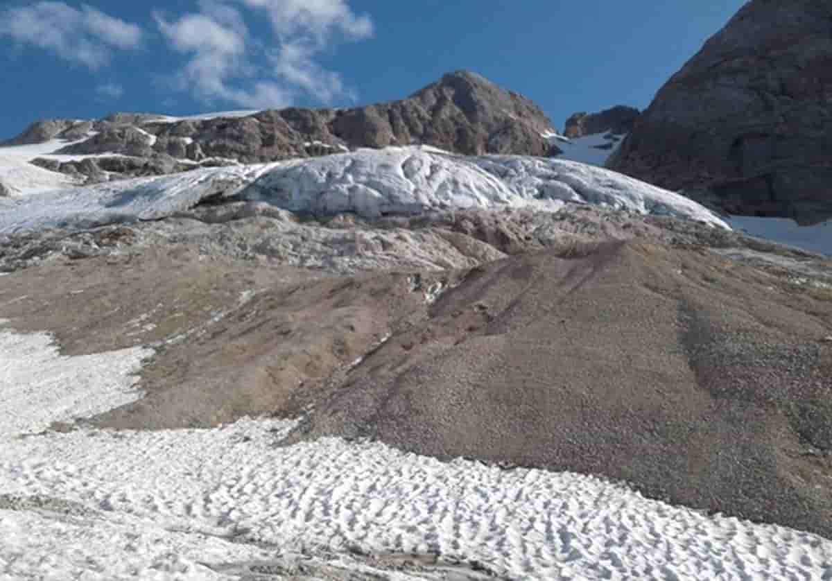 Cambiamento climatico, entro il 2050 i ghiacciai delle Alpi sono destinati a dimezzarsi. Foto d'archivio Ansa