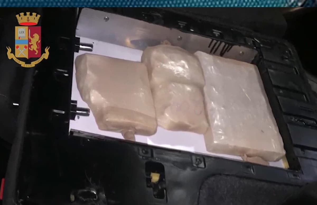 570 chili di hashish in un box ad Assago, arrestate due persone. Foto Ansa