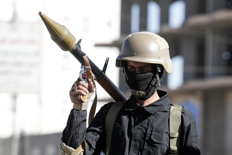 Scoppia un'altra guerra: bombe inglesi e Usa contro gli Houthi nello Yemen. Colpita anche la capitale