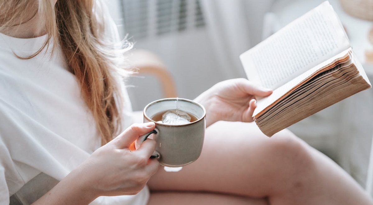 giovane donna beve un infuso