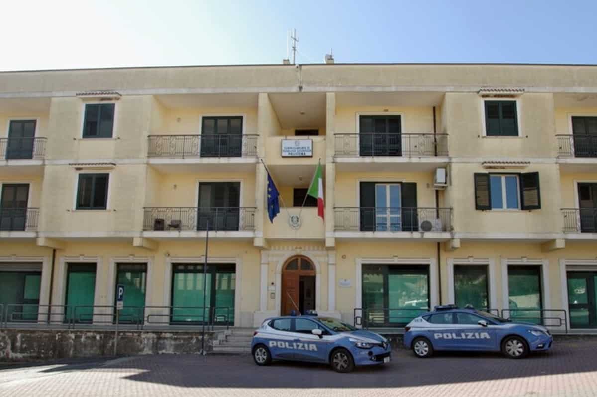 L'uomo che ha una storia con una signora sposata e che poi invia le foto intime al marito della donna