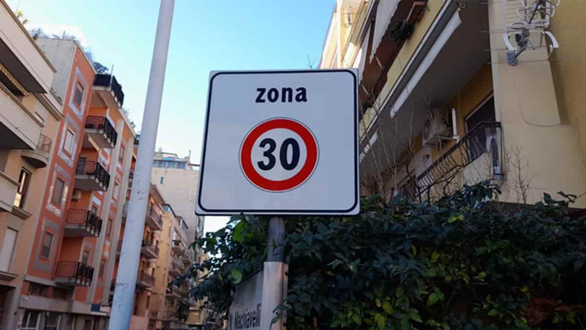 In Italia si schiaccia troppo il piede sull'acceleratore: 1 su 4 non rispetta i limiti di velocità. Foto Ansa