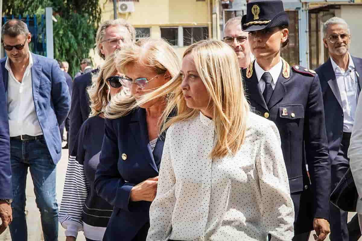 “Giorgia a ostacoli”, la vita dura di Meloni a Palazzo Chigi, tra frecciate (spuntate) dell'opposizione e sgambetti e gaffes dei suoi.