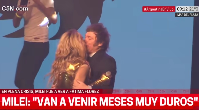 Milei imbarazza l'Argentina, baci hot alla fidanzata sul palco VIDEO