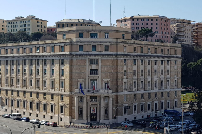 Abusano di una giovane e la filmano, due pallanuotisti indagati per violenza di gruppo