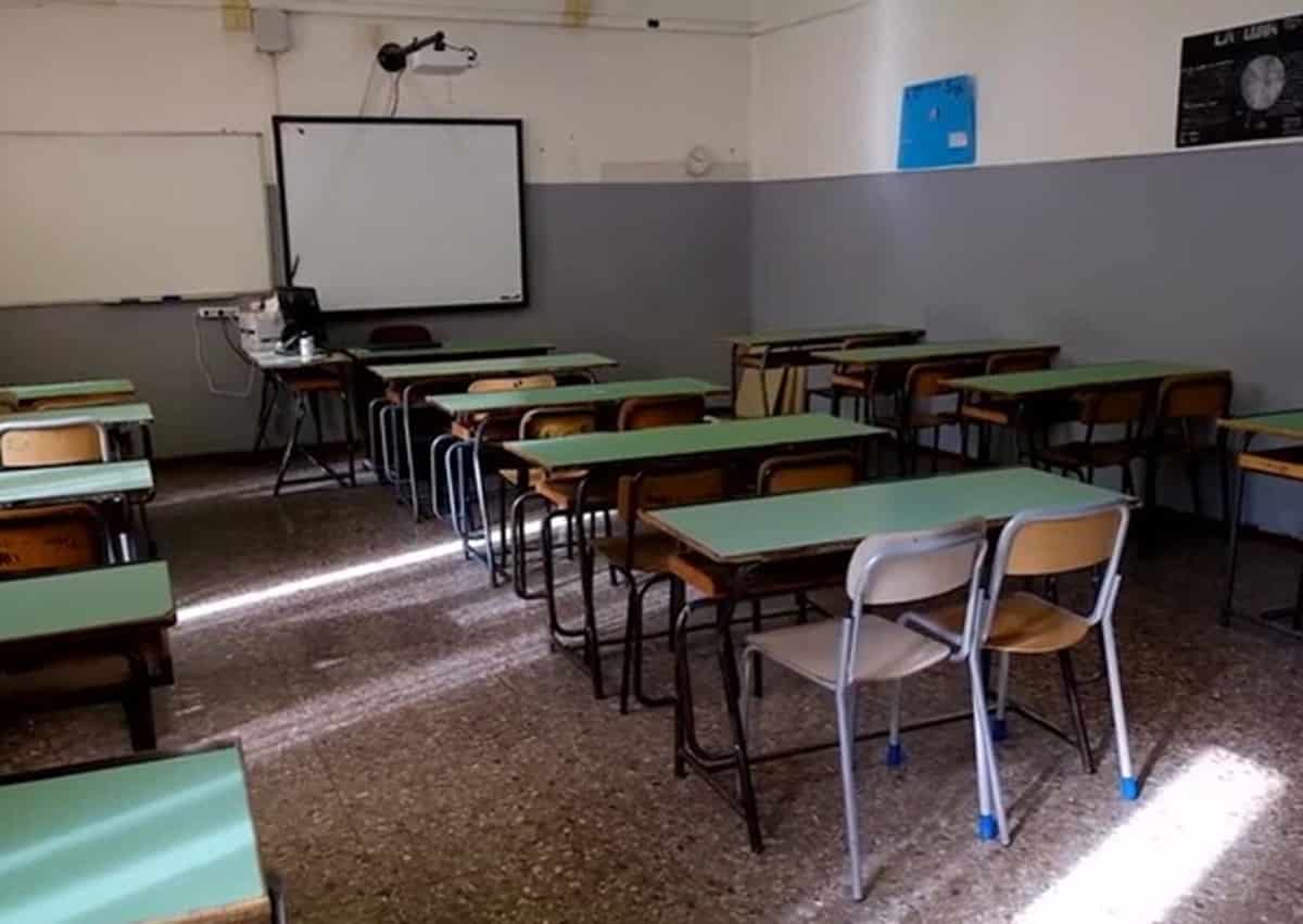 Nelle scuole italiane fa freddo: c'è chi si segue la lezione col cappotto e chi con la coperta. Forse era meglio la Dad