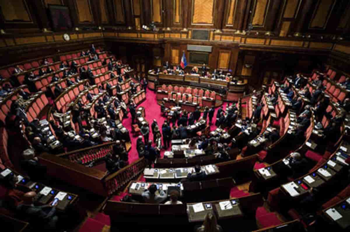 Ma davvero il Parlamento ha chiuso prima per il noioso derby Lazio-Roma? Cronaca di un giorno qualunque in Aula. Foto Ansa