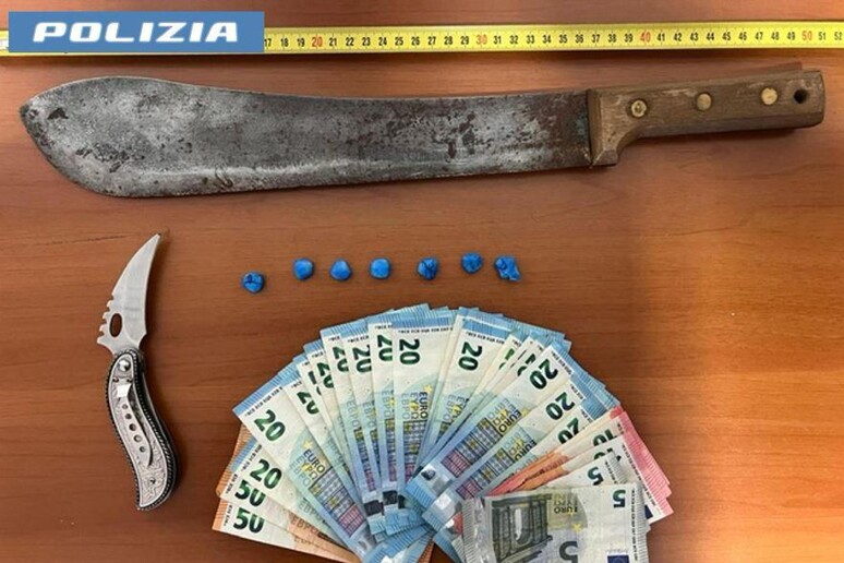 In bocca la cocaina, sotto la giacca il machete: arrestato spacciatore 22enne