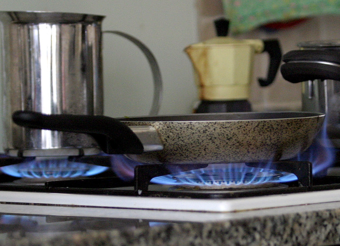 Tira un padella contro la compagna e l'amica: per lui divieto di avvicinamento e braccialetto elettronico