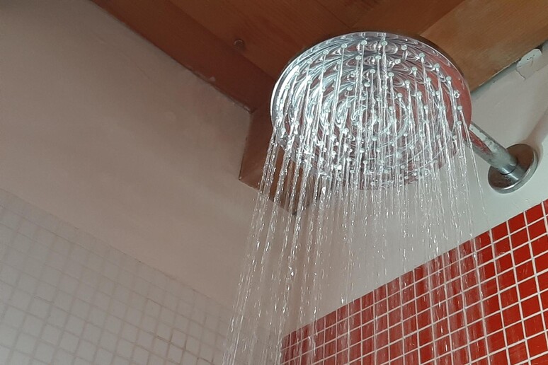 Trovato morto nella doccia dal fratello, folgorato da scossa elettrica dello scaldabagno