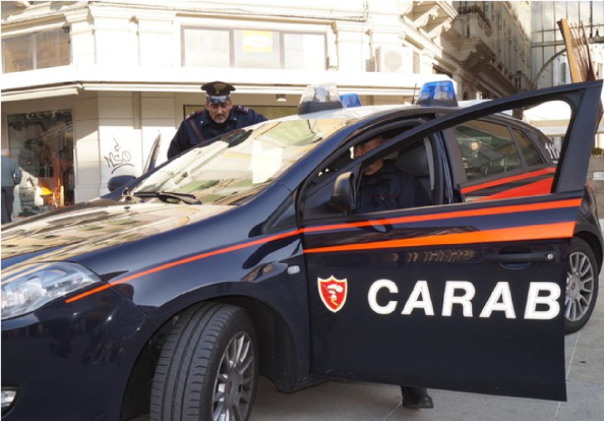 mitragliatrici rubate auto carabinieri